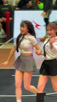 😍神仙画面！三上悠亚和台湾省啦啦队美女梓梓牵手跑过来！